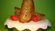 Tuiles au jus de fraise et éclats de pistaches vertes de Sicile