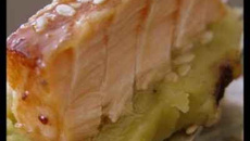 Saumon laqué, sésame et pois cassés