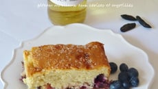 Gâteau moelleux aux cerises et myrtilles