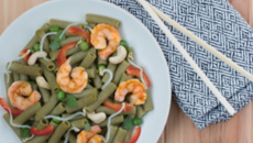 Wok de rigatoni, crevettes et légumes