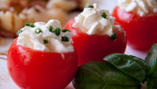 Tomates cocktails en robe blanche
