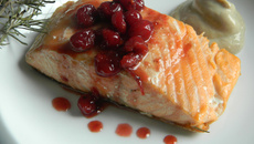Saumon de Norvège fumé aux branches de romarin,réduction de cranberries,mousseline de marrons