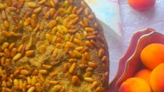 Gâteau moelleux aux abricots et aux pignons de pin