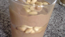 Mousse au chocolat au lait et cacahuètes salées