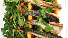 Tarte au maquereau, salade de pissenlits aux lardons