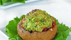 Champignons farcis au chorizo et pesto de courgette