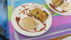 Crumble de fenouil, crème glacée de foie gras aux éclats de cacahuètes et sauce au caramel salé