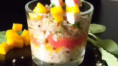 Verrine de quinoa petite salade de surimi, mangue et graines germées