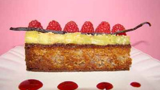 Tartelette framboises et rhubarbe vanillée, sur une crème de coco