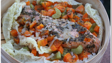 Saumon vapeur aux petits légumes sur lit de chou chinois