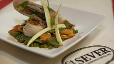 Filets de volaille poché à la tomate, fricassé de légumes printaniers au basilic