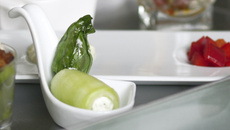 Roulés de concombre et sa chips de basilic