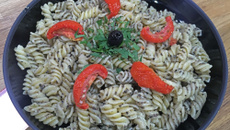 Fusilli à la crème d'olive et aux pétales de tomates confites