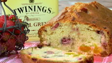 Cake aux fraises des bois, abricots à l'earl grey et baies roses