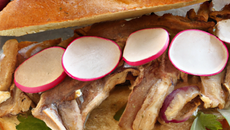 Sandwich rustique au cœur de veau, radis noir et compotée oignons-échalotes