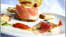 Bavarois d'asperges des sables des Landes IGP sur biscuit aux tomates confites et jambon d'Aoste