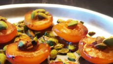 Abricots poêlés à la cardamome et aux pistaches