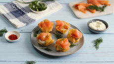 Nids de feuilles de brick au saumon fumé et fromage aux herbes