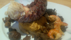 Langouste sur lit de patates douces au beurre de cacahuète, sablé à la vache qui rit, gambas au piment, fricassée de châtaignes aux morilles