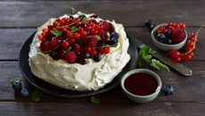 Pavlova aux fruits rouges et coulis au balsamique
