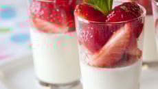 Baby panacotta à la rose, fraises et framboises à la menthe