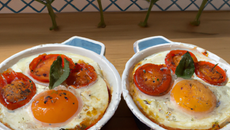 Tomates aux œufs cocottes