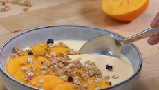 Smoothie bowl au fromage blanc et Kaki Ribera del Xúquer AOP