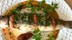 Rouget de Mediterrannée, farcie d'herbes, jus de bouille