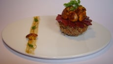Girolles et cerfeuil.....comme un clafoutis.....effeuillé de magret séché et éclats de noisettes, jus de canard réduit à l'orange