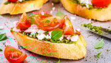 Crostini au pesto, féta, tomates cerises et basilic