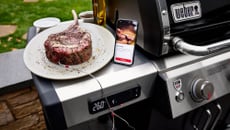 Côte de bœuf grillée au barbecue en cuisson connectée