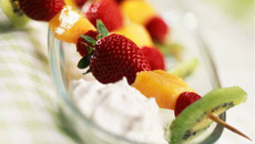 Brochettes de fruits et crème au citron