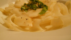 Tagliatelles de céleri rave au parmesan et à l'huile de truffe