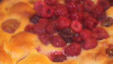 Clafoutis sucrés aux framboises et aux pêches