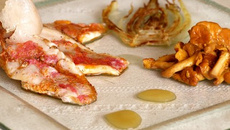 Filets de rougets et girolles au fenouil rôti et au lardo di Colonnata