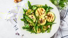 Salade de courgettes grillées, roquette et noisettes