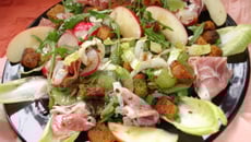 Salade colorée au pain d'épice croustillant