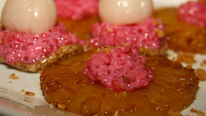 Ananas flambé, nougatine de sésame, caviar rose et litchi