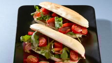 Hot dog du soleil, roquette et bacon