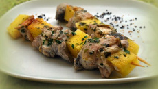 Brochettes de Barracuda à l'ananas, graines de sésame et sel noir volcanique