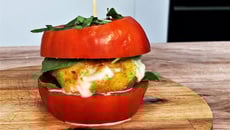 Burger de tomates à la mozzarella panée