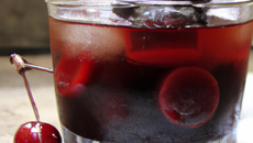 Forêt noire glacée à l'eau de vie de cerises