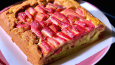 Cake sans beurre à la rhubarbe et à la fraise