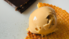 Le glacé miel de tilleul de Picardie et sa tuile de chocolat