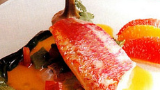 Filets de rouget aux agrumes, coques et artichauts, émulsion de coriandre