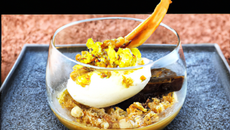 Transparence de banane et noix de coco caramélisé, et son espuma d'avocat et tonka