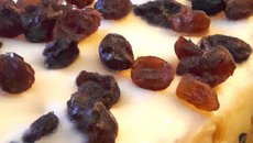 Gâteau corbeille de raisins à la crème fouettée