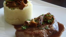 Noix d'agneau presto aux girolles, purée de panais et sauce à l'échalote