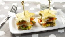 Club sandwich aux Petits Coraya, crème de maïs et poivrons