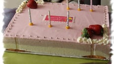 Gâteau aux mousses chocolat blanc et fraises